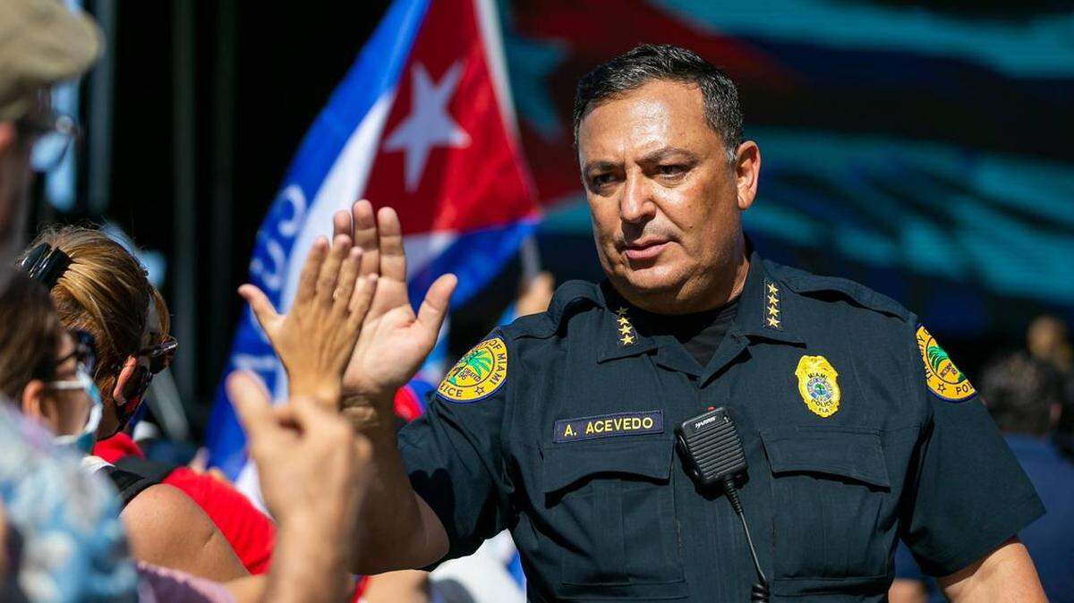 El jefe de la policía de Miami Art Acevedo habla con los manifestantes durante una concentración en el Bayfront Park en el downtown de Miami el 31 de julio de 2021.