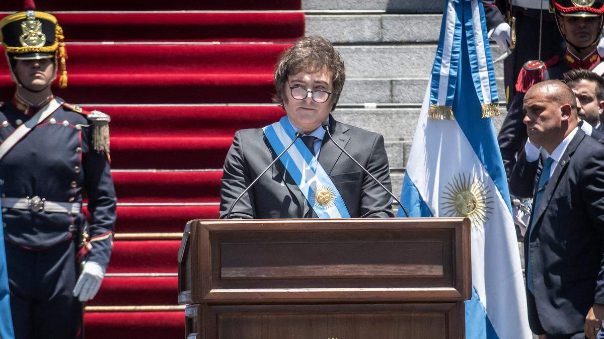 El presidente de Argentina, Javier Milei, da un discurso después de jurar al cargo, el domingo 10 de diciembre de 2023, en Buenos Aires.
