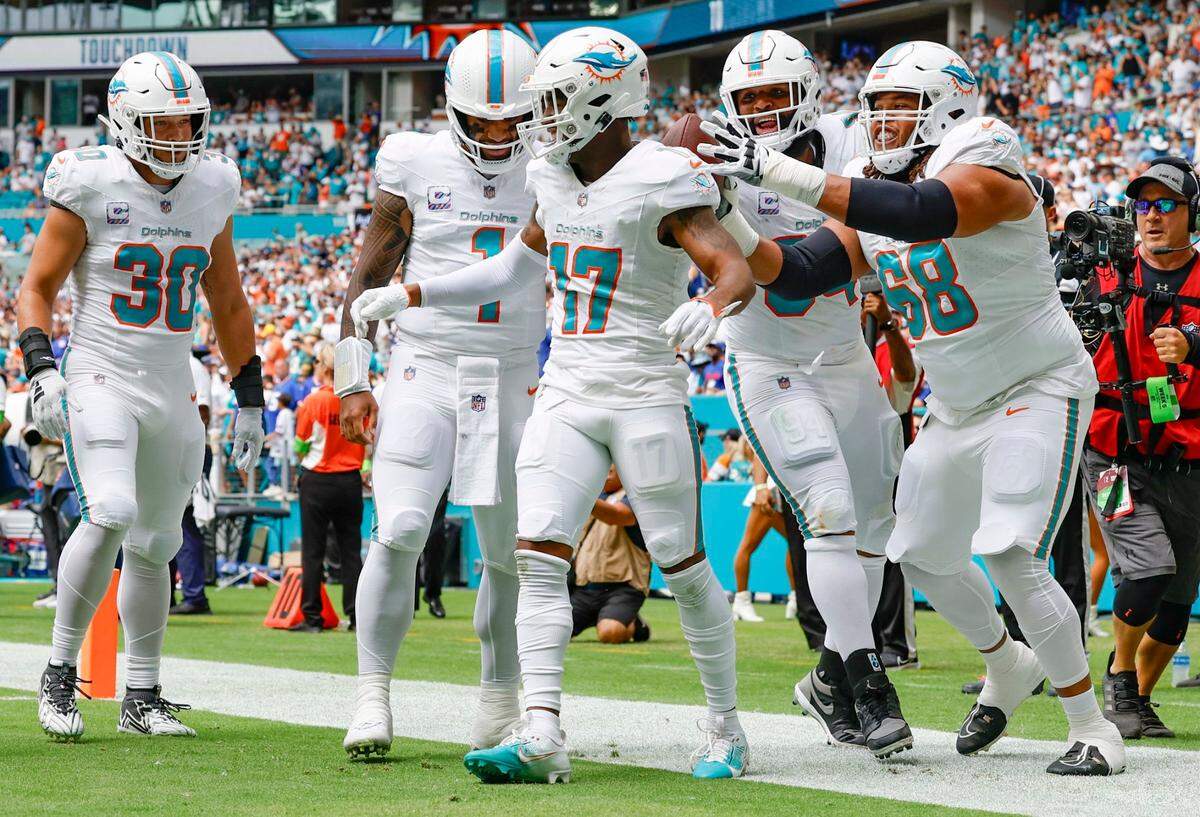 El wide receiver de los Dolphins Jaylen Waddle (17) recibe la felicitación de sus compañeros de equipo tras anotar un touchdown en el partido ante los Giants de Nueva York, celebrado el 8 de octubre de 2023 en el Hard Rock Stadium en Miami Gardens, Florida.