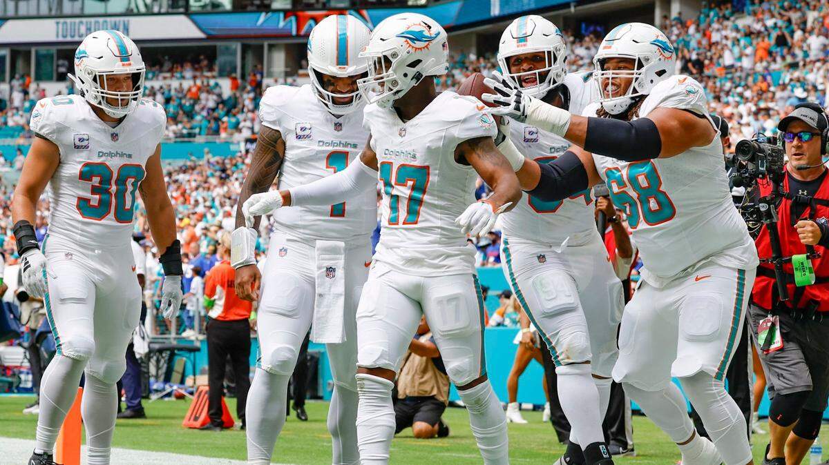 El wide receiver de los Dolphins Jaylen Waddle (17) recibe la felicitación de sus compañeros de equipo tras anotar un touchdown en el partido ante los Giants de Nueva York, celebrado el 8 de octubre de 2023 en el Hard Rock Stadium en Miami Gardens, Florida.