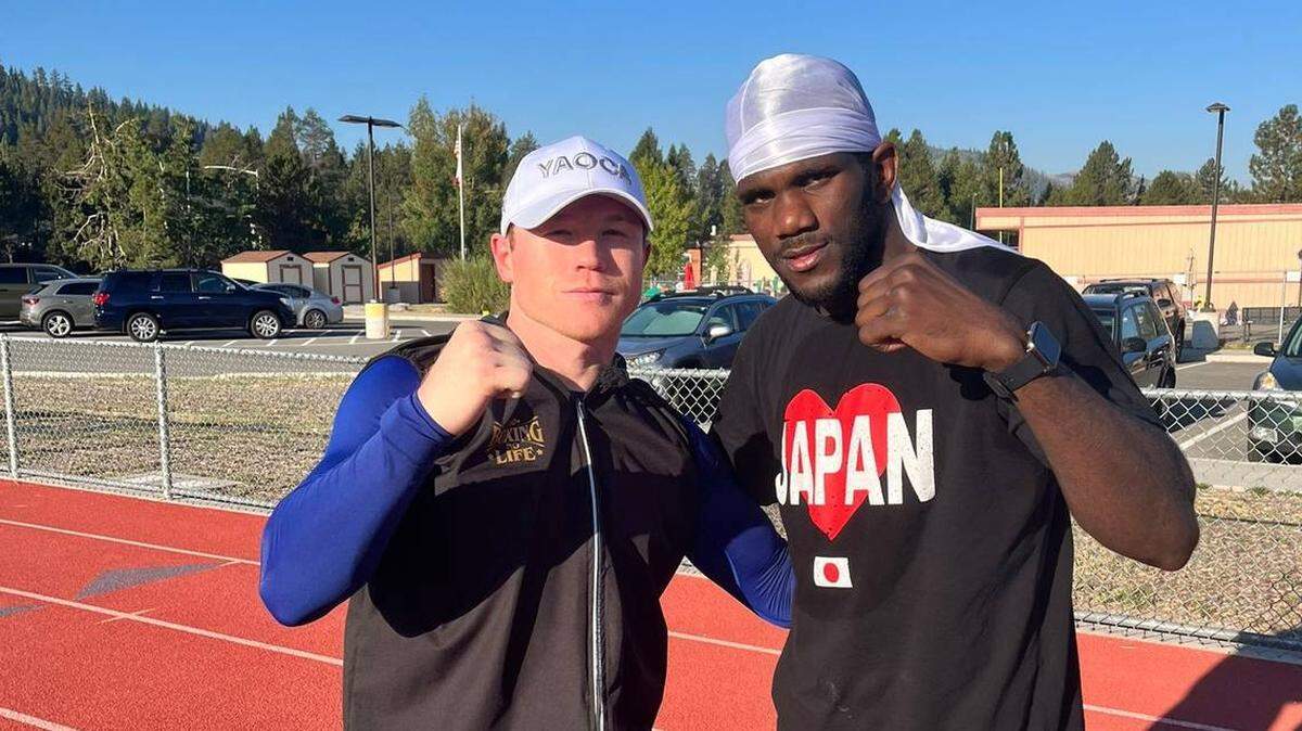 Yoenli Feliciano Hernández (der.) se une a otro campamento junto al campeón mexicano Saúl “Canelo’’ Álvarez.