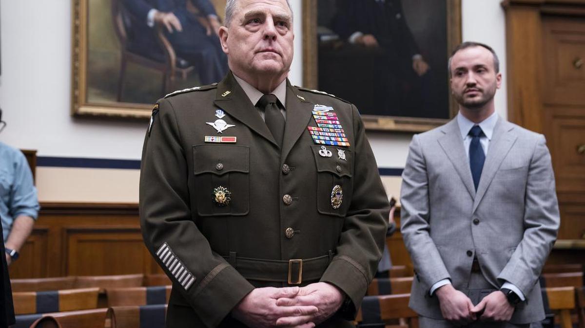 El jefe del Estado Mayor Conjunto de EEUU, general Mark Milley, se apresta a declarar ante la Comisión de Fuerzas Armadas de la Cámara de Representantes acerca del presupuesto de defensa 2023, martes 5 de abril de 2022 en Washington. (AP Foto/Evan Vucci)