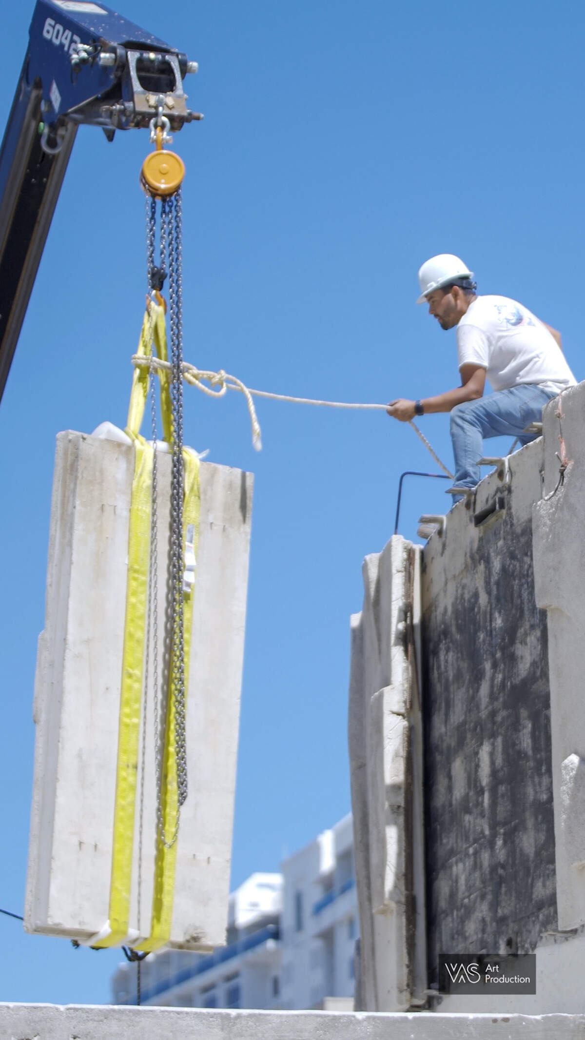 Proceso de restauración. En la imagen, el momento en que se instala uno de los paneles en la fachada superior del edificio circular del auditorio de la antigua Biblioteca Pública de Miami Beach.
