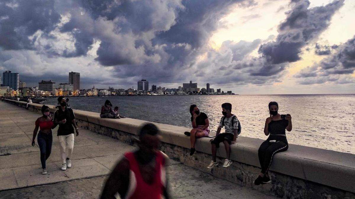 Cubanos pasean por el Malecón de La Habana, el 29 de septiembre de 2021. YAMIL LAGE / AFP/ Getty Images