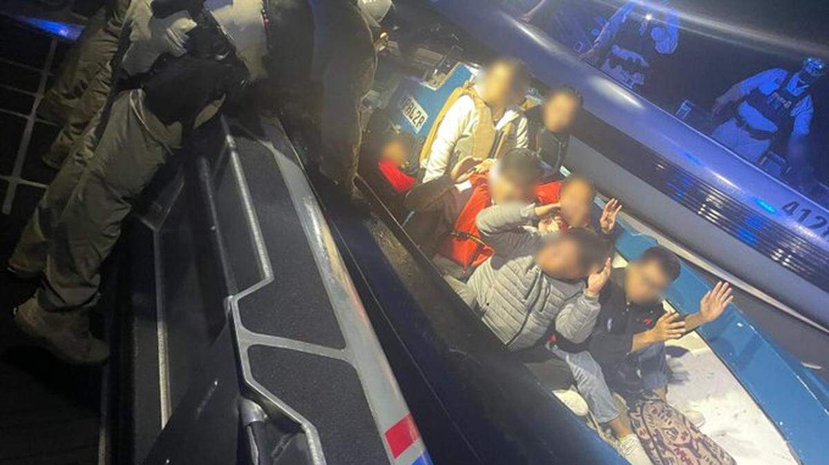 Trece inmigrantes indocumentados fueron interceptados por CBP frente a la costa de la Florida el 11 de febrero de 2025.