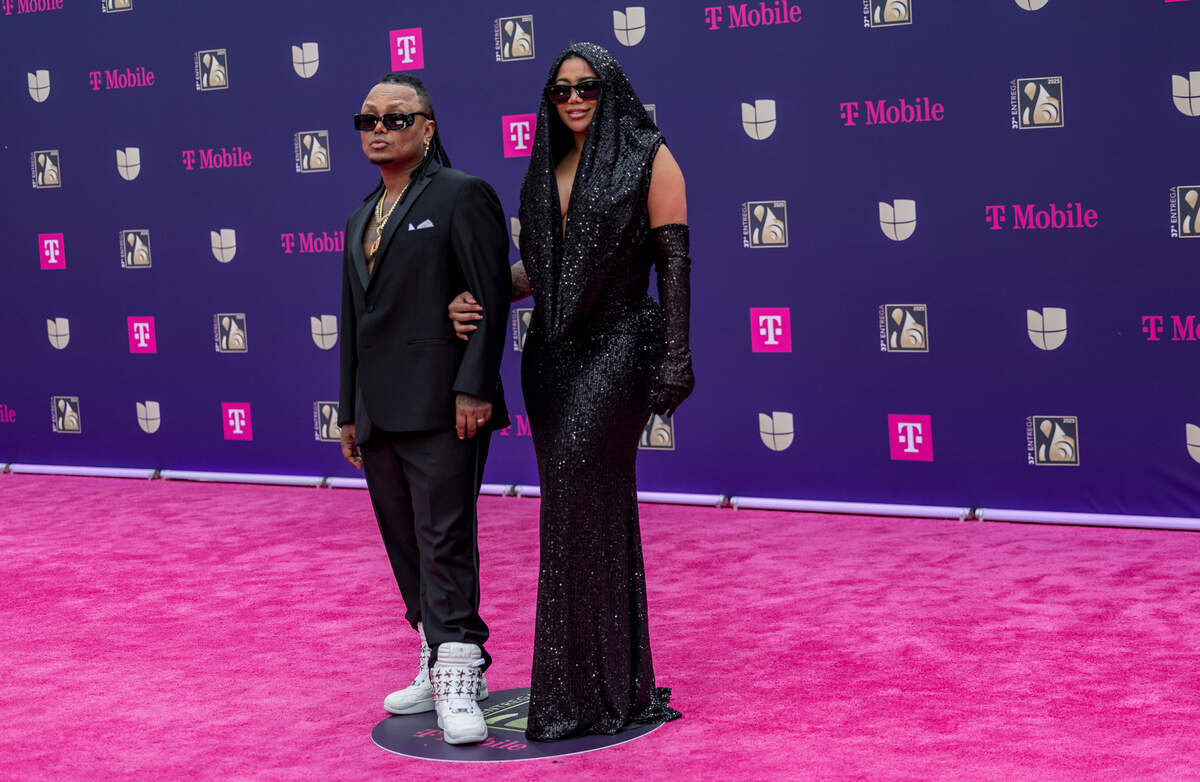 Mr. Black y Yurenia en la alfombra magenta de Premio Lo Nuestro 2025! La gran fiesta de la música latina en el Kaseya Center de Miami.