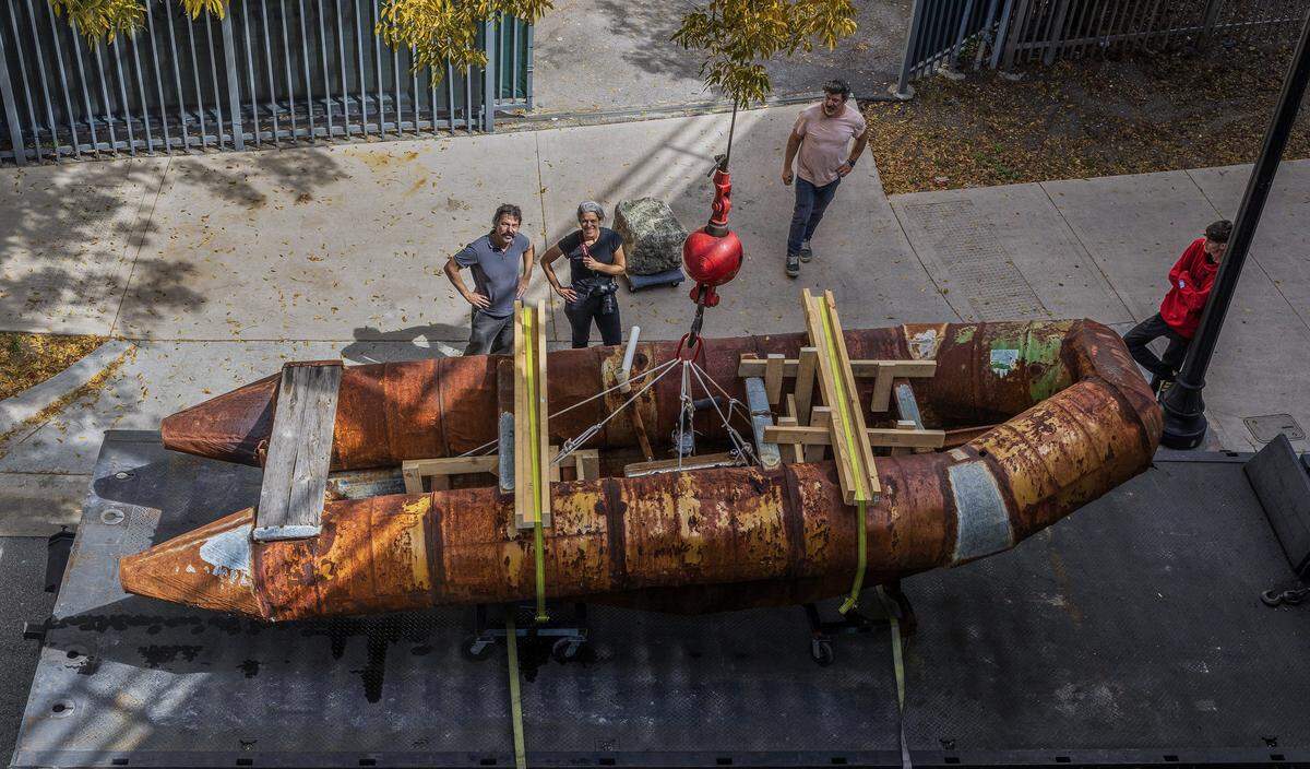 Los artistas cubanoamericanos Antonia Wright (centro) y Rubén Millares (extremo izquierdo) supervisaron el traslado de la balsa —utilizada por cubanos que huían de la isla— desde su estudio hasta la Galería Piero Atchugarry.