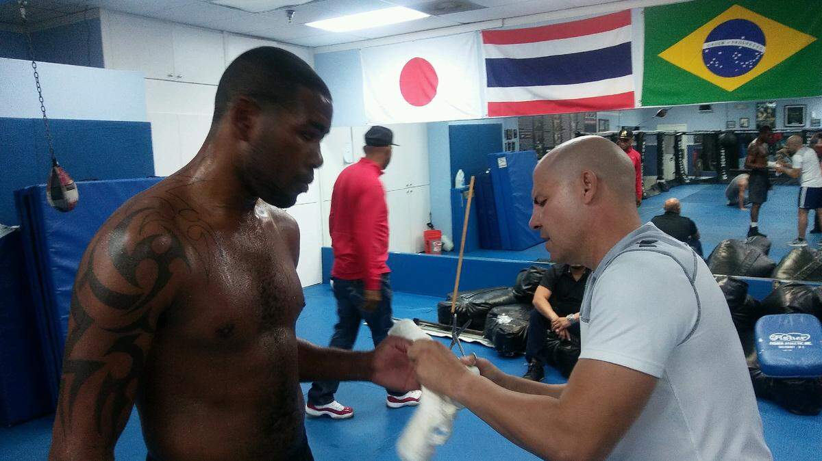 Eric “El Tigre’’ Castaños ya está en plena preparación de Yunier Dorticós (I).