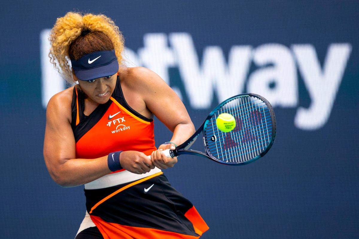 La japonesa Naomi Osaka regresa una pelota a Astra Sharma de Australia durante su partido de primera ronda en el Miami Open, celebrado en el Hard Rock Stadium, en Miami Gardens, Florida, el miércoles 23 de marzo de 2022.