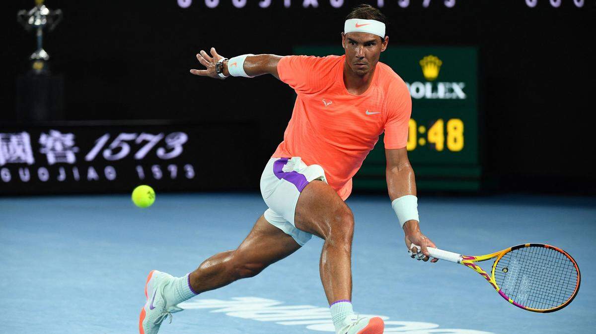 Rafael Nadal devuelve una pelota en el partido ante Stefanos Tsitsipas en el Abierto de Australia, el 17 de febrero de 2021 en Melbourne.