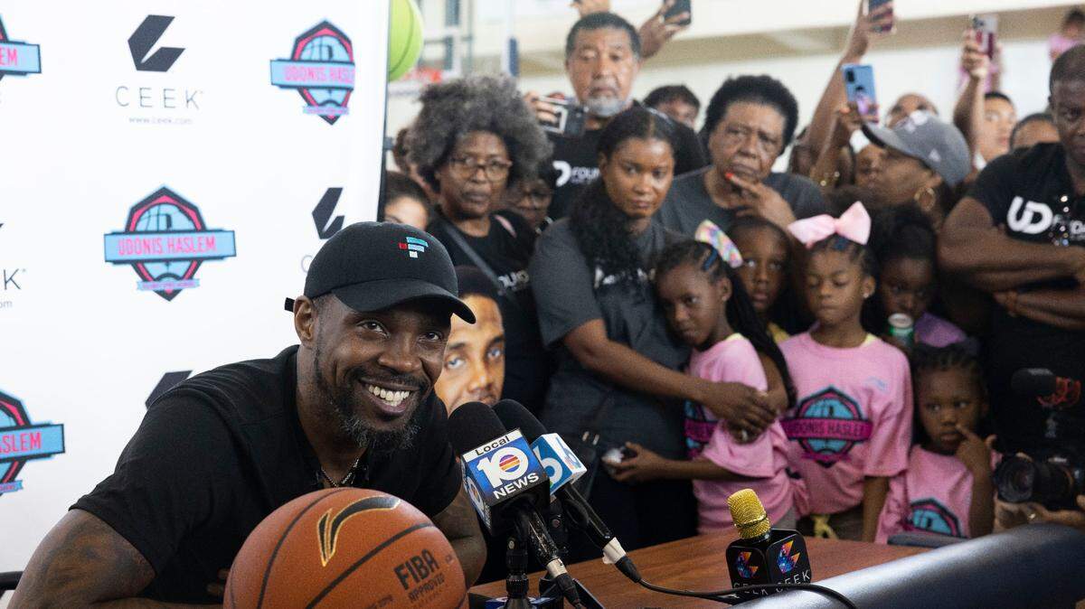 Udonis Haslem anunció su decisión de jugar su vigésima temporada con el Heat este domingo 21 de agosto de 2022 en el último día de su campamento de baloncesto para niños, que se llevó a cabo en su alma mater, Miami Senior High School.