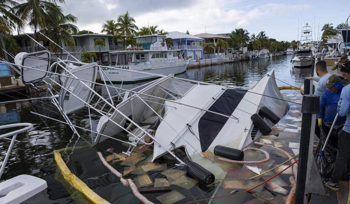 Un yate de 55 pies aparece inclinado de lado, derramando miles de galones de diésel en el agua en Key Largo Harbor Marina el miércoles 10 de diciembre de 2025, en Key Largo, Florida.