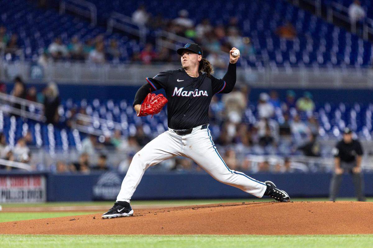 El abridor de los Marlins Ryan Weathers lanza en el primer inning del partido ante los Guardianes de Cleveland, celebrado el 7 de junio de 2024 en Miami.