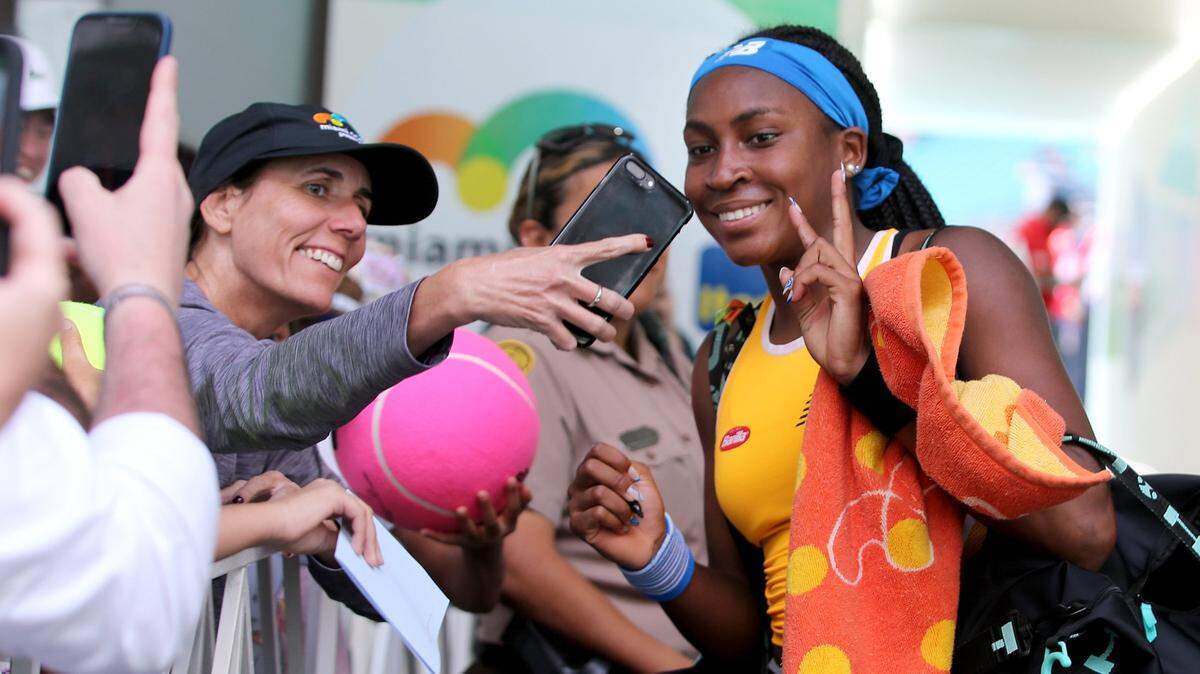 La estadounidense Coco Gauff comparte con los aficionados después de derrotar a Qiang Wang de China (7-5, 6-4) en la segunda ronda del Miami Open 2022 en el Hard Rock Stadium en Miami Gardens, el viernes 25 de marzo de 2022.