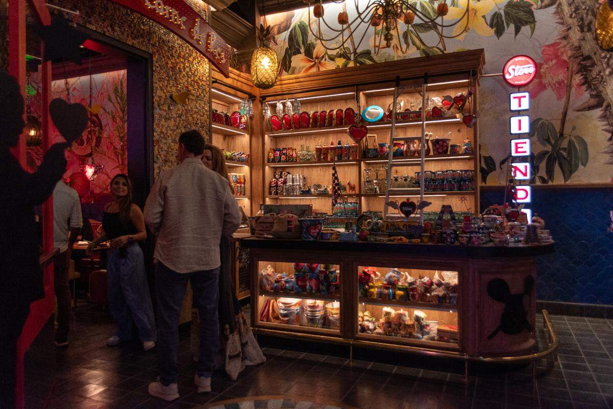 Los huéspedes pueden comprar recuerdos colombianos en Andrés Carne de Res.