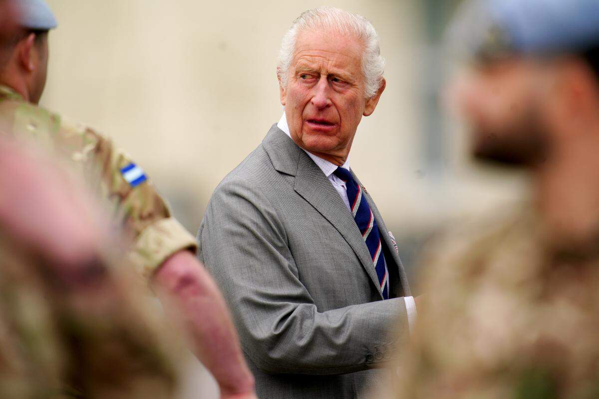 El rey Carlos III durante una visita al Centro de Aviación del Ejército en Middle Wallop, Hampshire, para entregar oficialmente el cargo de Coronel en Jefe del Cuerpo Aéreo del Ejército al Príncipe de Gales.