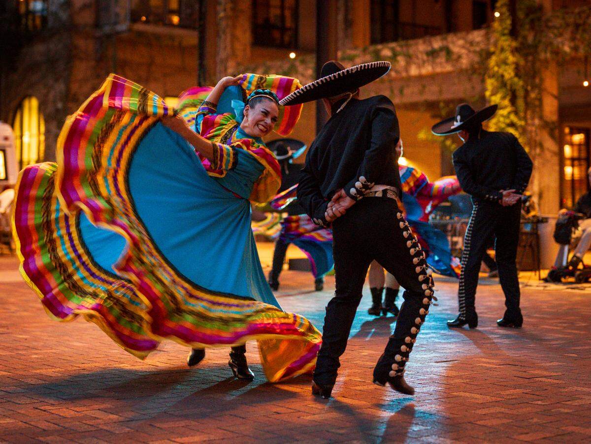 Bailarines de danzas folclóricas mexicanas.