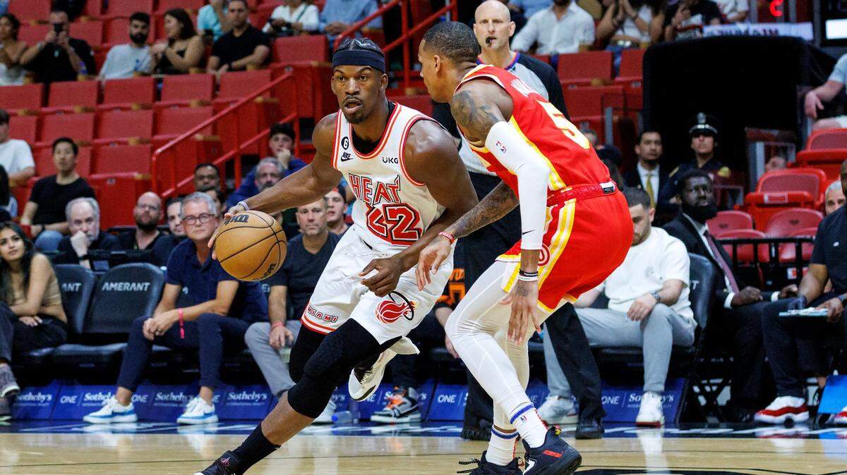 El jugador del Heat Jimmy Butler trata de entrar al aro ante la marca de Dejounte Murray, de los Hawks de Atlanta, en el partido celebrado el 4 de marzo de 2023 en Miami.