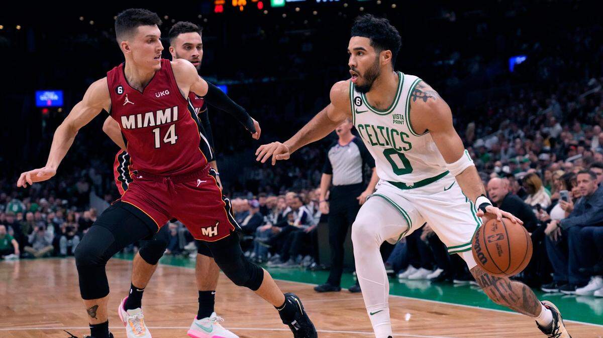 El jugador de los Celtics Jayson Tatum (der.) entra al aro ante la marca de Tyler Herro, del Heat de Miami, en el partido celebrado el 30 de noviembre de 2022 en Boston.