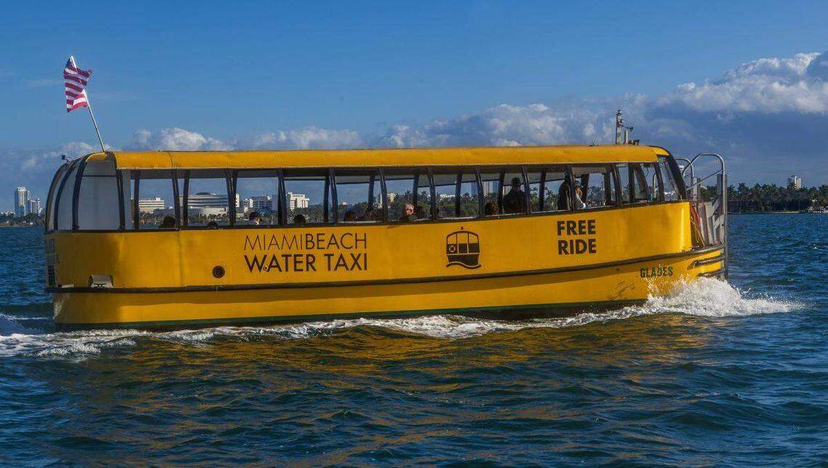 Los invitados regresan a Miami Beach en el barco Glades como parte de la ceremonia de lanzamiento de un nuevo servicio gratuito de taxi acuático entre el Parque Conmemorativo Maurice Gibb en Miami Beach y el Venetian Marina and Yacht Club en North Bayshore Drive, en el lado de Miami de la Bahía de Biscayne, el martes 20 de enero de 2026.