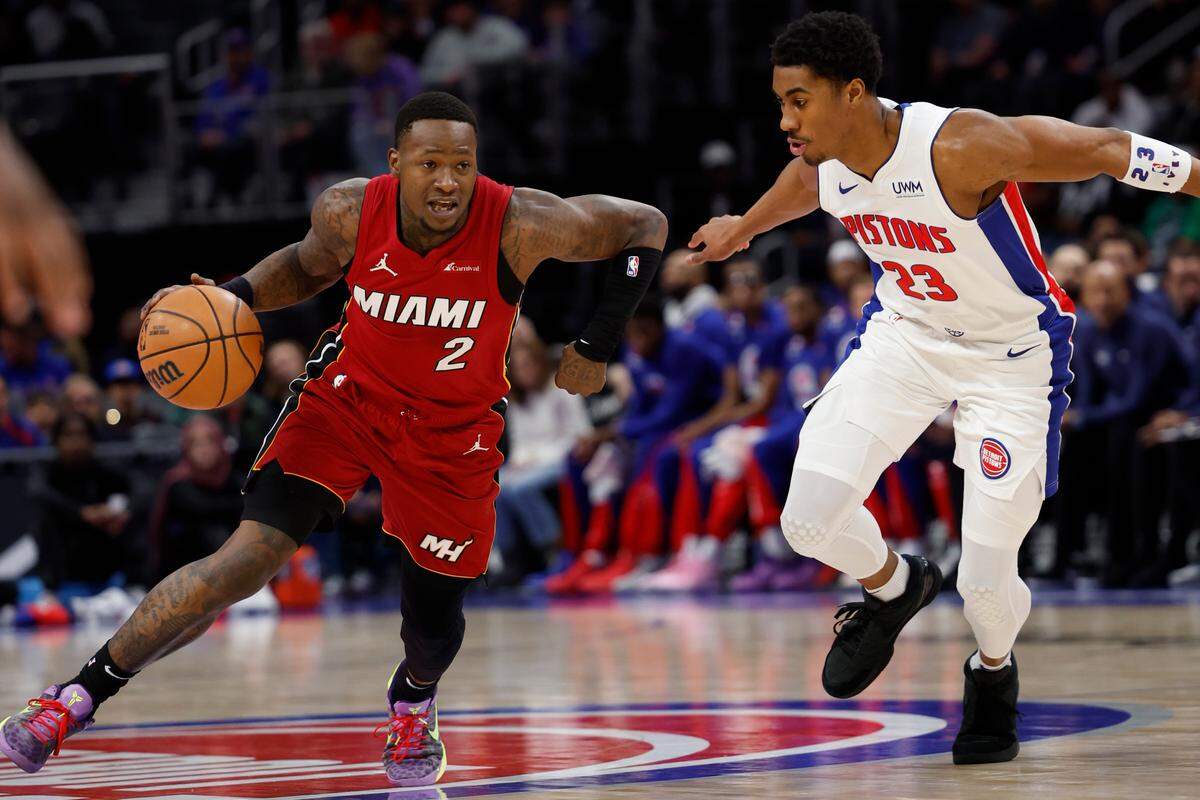 El jugador del Heat de Miami Terry Rozier (izq.) entra al aro ante la marca de Jaden Ivey, de los Pistons, en el partido celebrado el 17 de marzo de 2024 en Detroit.
