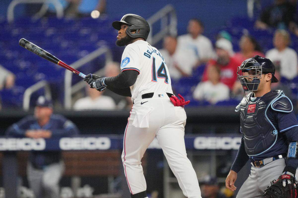 El bateador de los Marlins Bryan de la Cruz batea un jonrón en el primer inning del partido ante los Rays de Tampa Bay, celebrado el 4 de junio de 2024 en Miami.