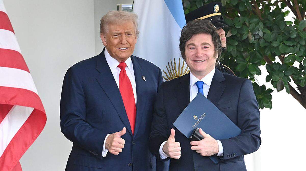 Foto de archivo. El presidente de Estados Unidos, Donald Trump, recibe al mandatario argentino, Javier Milei, el 14 de octubre de 2025 en la Casa Blanca, en Washington, DC.