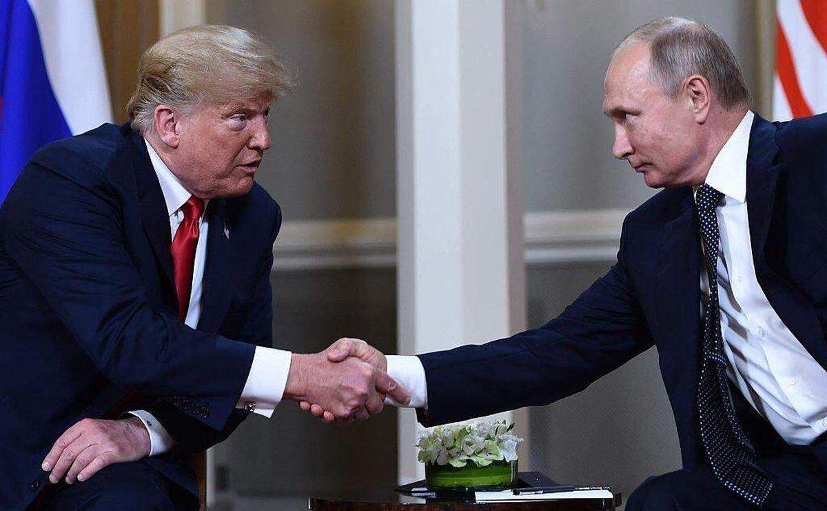 El presidente ruso Vladimir Putin y el presidente estadounidense Donald Trump se dan la mano antes de una reunión en Helsinki, el 16 de julio de 2018.
