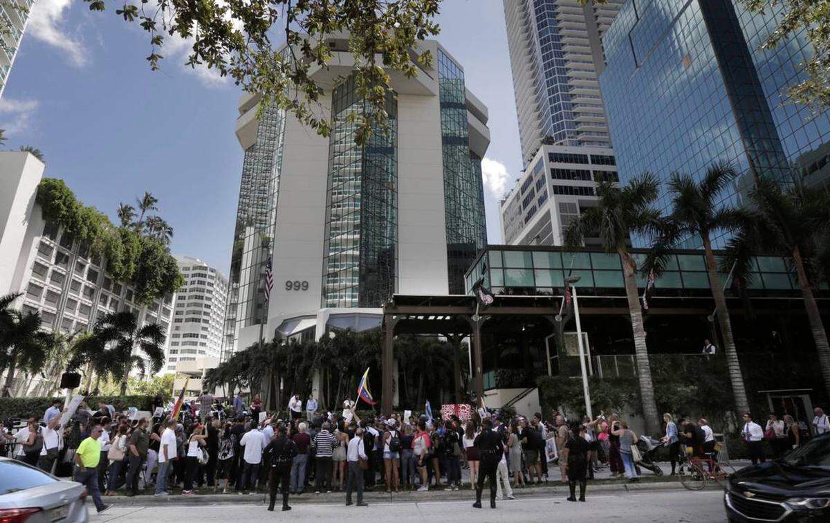 Los manifestantes se reunieron frente al restaurante de Salt Bae, Nusr-Et Steakhouse, el miércoles, 19 de septiembre del 2018.
