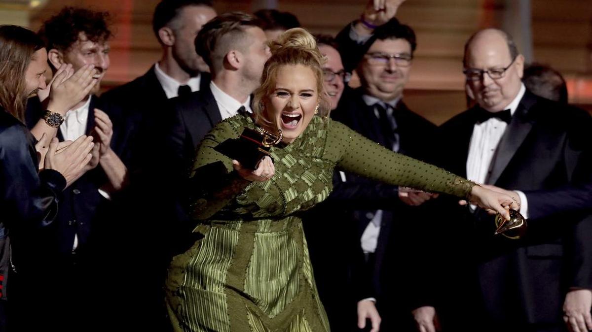 Adele acepta el reconocimiento al Álbum del Año por la canción 'Hello' durante la 59 edición de los Premios GRAMMY, en el STAPLES Center, la noche del domingo 12 de febrero del 2017 en Los Ángeles, California.