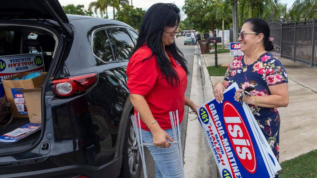 Isis García-Martínez, candidata a la alcaldía de Hialeah, deja propaganda de campaña a un partidario el pasado 24 de septiembre de 2021.