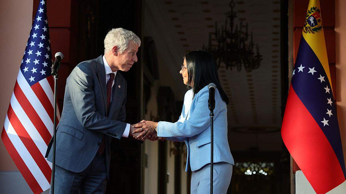 El secretario de Energía de Estados Unidos, Chris Wright, y la presidenta interina de Venezuela, Delcy Rodríguez, se estrechan la mano después de una reunión bilateral en el Palacio de Miraflores, el miércoles 11 de febrero de 2026, en Caracas, Venezuela.