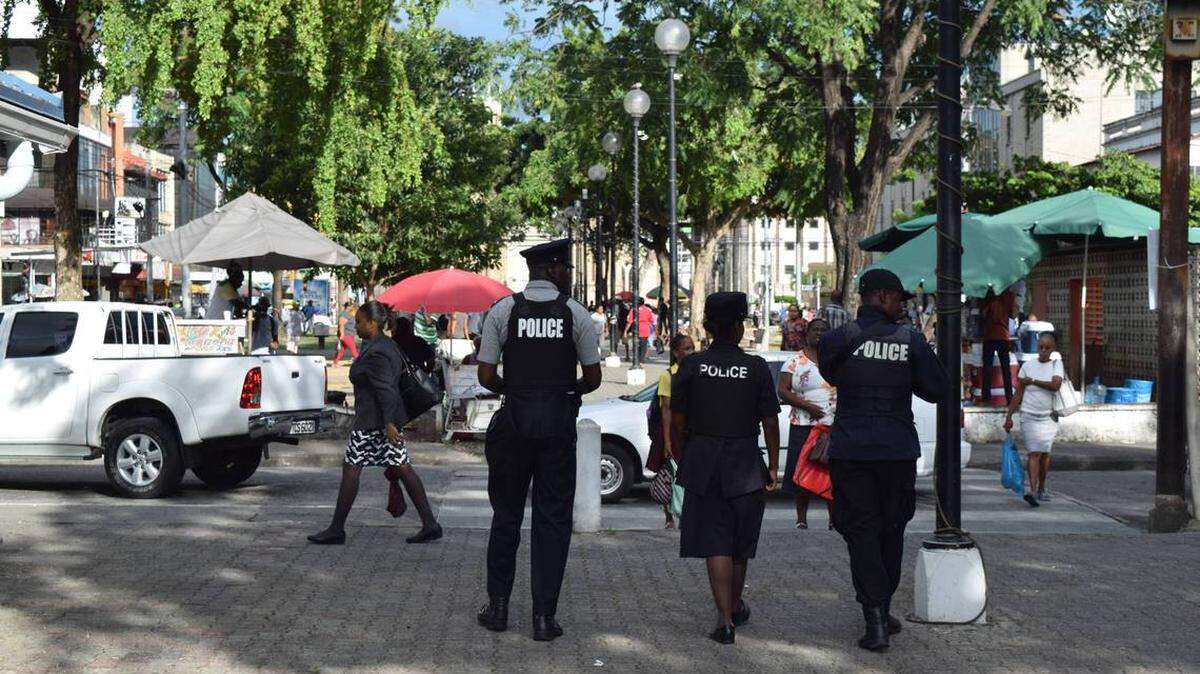 La Policía patrulla las calles de Puerto España, Trinidad. Se calcula que en la isla viven más de 40,000 venezolanos, en su mayoría inmigrantes indocumentados.