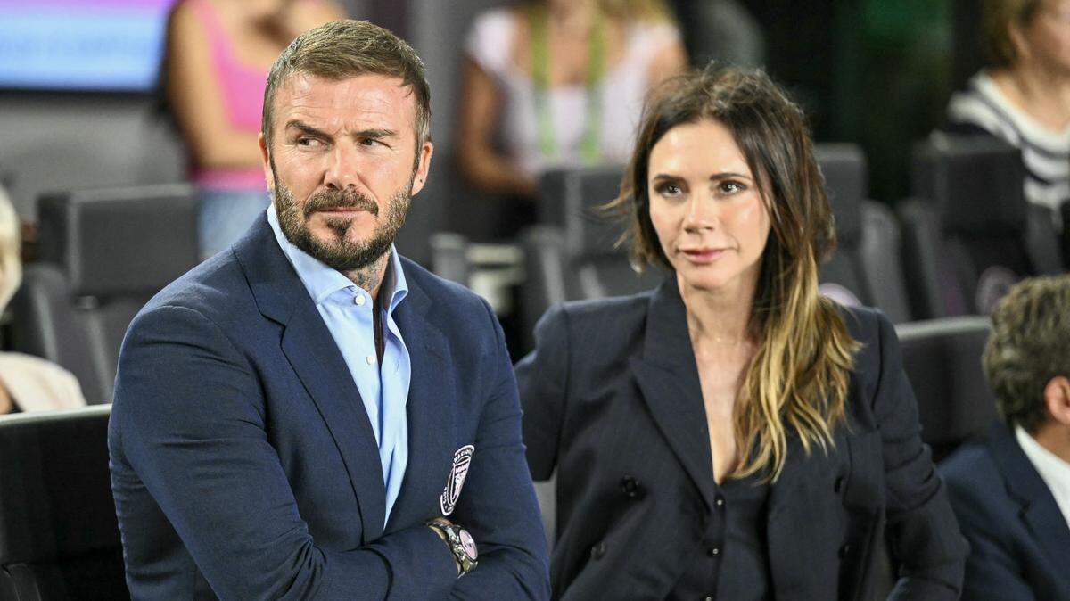     El presidente y copropietario del Inter Miami, David Beckham, y su esposa Victoria Beckham observan desde la banda antes del inicio del partido de playoffs de la Major League Soccer (MLS) entre Inter Miami y Nashville SC en el Chase Stadium de Fort Lauderdale, Florida, el 24 de octubre de 2025.