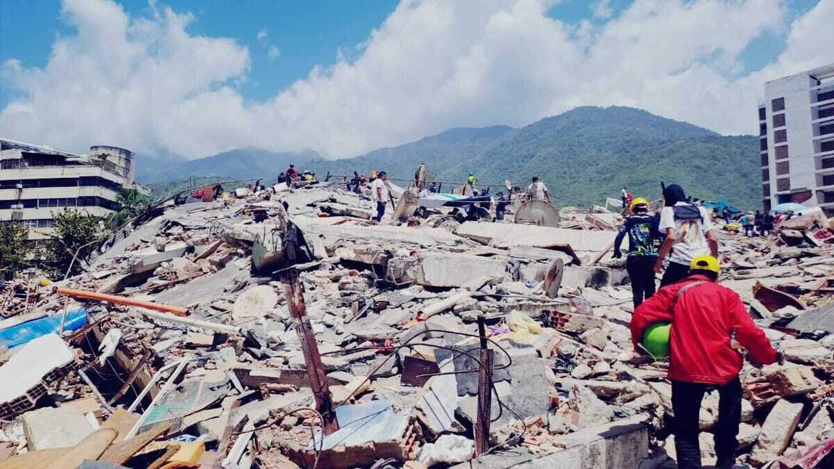 Equipos de rescate examinan los escombros de un edificio derrumbado por el impacto de los terremotos, el miércoles 1 de julio de 2026, en La Guaira, Venezuela.