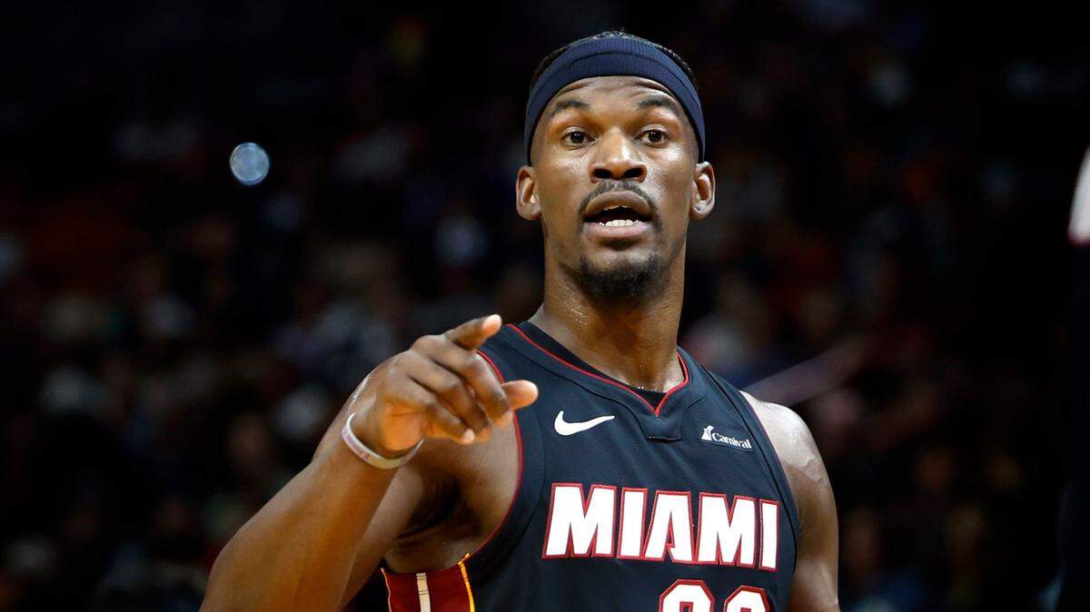 El delantero del Miami Heat Jimmy Butler hace señales a sus compañeros de equipo durante el juego contra el Orlando Magic, en el segundo cuarto en el Kaseya Center en Miami, FL, el martes 6 de febrero de 2024.