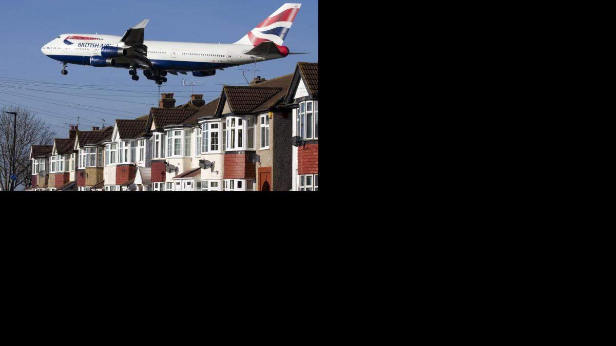 Un avión de British Airways  a punto de aterrizar en el aeropuerto de Heathrow, en el oeste de Londres. 