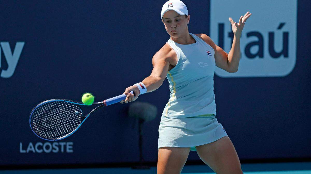 Ashleigh Barty de Australia regresa a Jelena Ostapenko de Letonia durante su partido en el torneo de tenis Miami Open en Hard Rock Stadium el domingo 27 de marzo de 2021 en Miami Gardens, Florida.