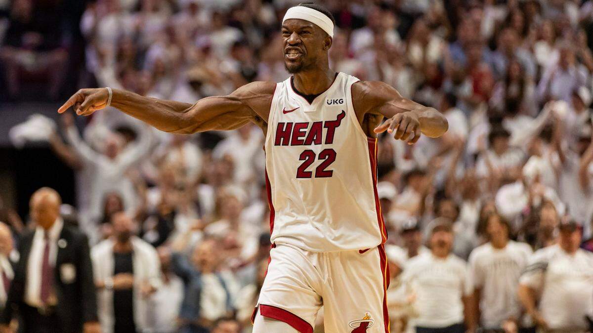 El jugador del Heat Jimmy Butler reacciona tras anotar una canasta ante los Bucks de Milwaukee, en el cuarto partido de la serie de primera ronda de los playoffs de la NBA, celebrado el 24 de abril de 2023 en Miami.