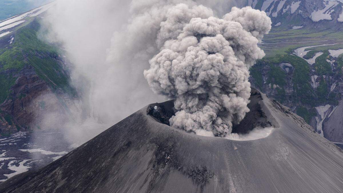 Imagen aérea del volcán Karymsky desde un helicóptero MI8. El Karymsky es un estratovolcán activo y uno de los más activos de la península. - foto de archivo