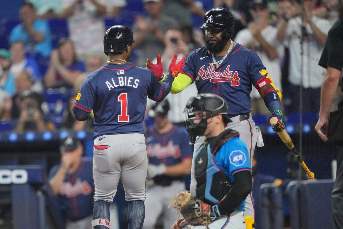 El segunda base de los Bravos de Atlanta Ozzie Albies (1) recibe la felicitación de Marcell Ozuna tras pegar un jonrón en el quinto inning del partido ante los Marlins, celebrado el 22 de septiembre de 2024 en Miami.