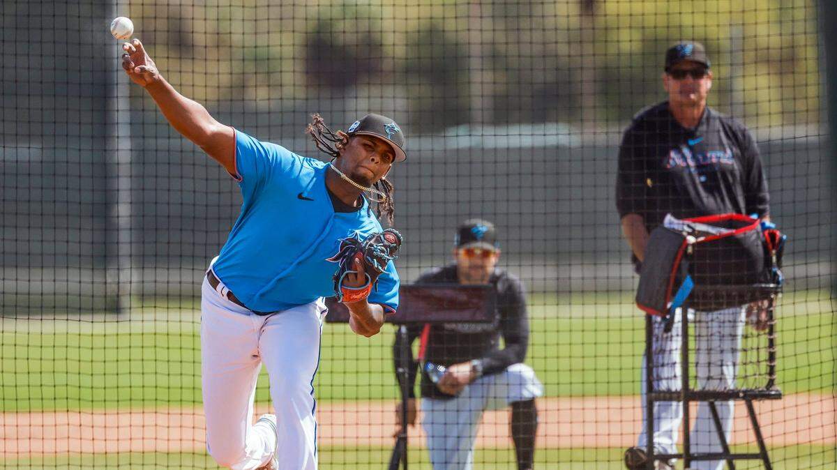 El derecho dominicano Edward Cabrera lanza en una práctica de los Marlins en el entrenamiento de primavera, el 21 de febrero de 2023 en Jupiter, Florida.