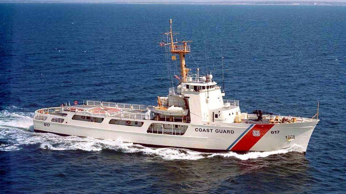 En esta foto de archivo se muestras a un barco de la Guardia Costera realizando un patrullaje en aguas de la Florida.