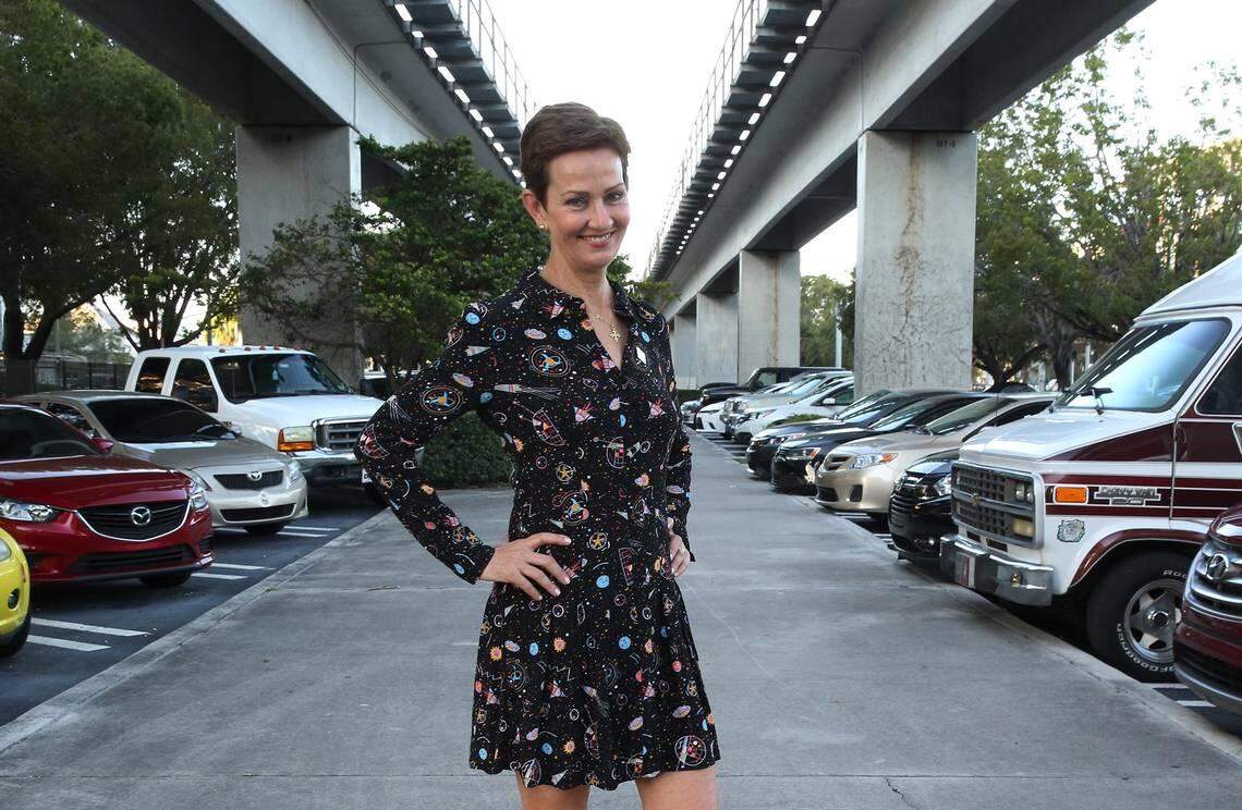Meg Daly, fundadora de Friends of the Underline, bajo uno de los pasos elevados del Metrorail frente a la estación de la Universidad de Miami.