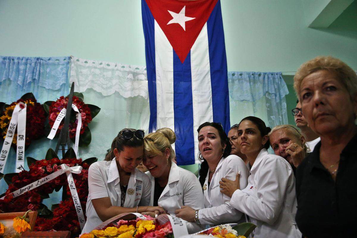 Familiares, amigos y vecinos del pueblo de Velazco, en la provincia de Holguín (Cuba), reciben el miércoles 23 de mayo de 2018, los restos de Jorge Luis Guerra, Lírise Cruz Pérez y Eddy Antonio Rodríguez, fallecidos en el desastre aéreo ocurrido en La Habana el pasado viernes.