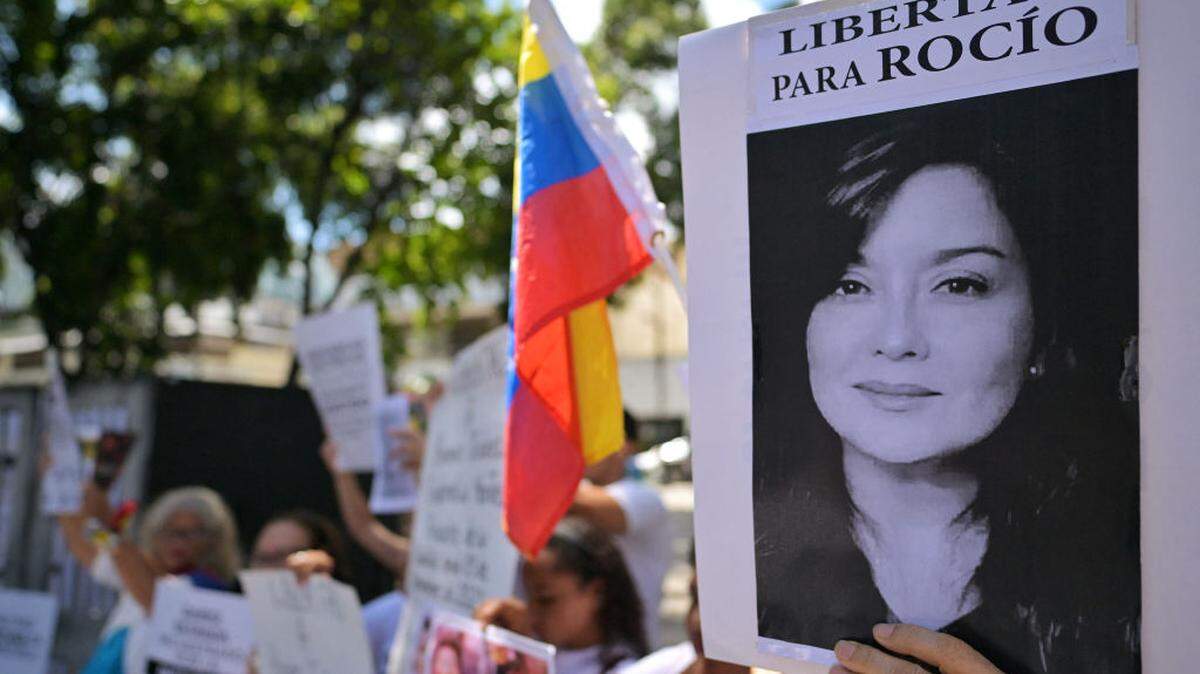 Foto de archivo del 11 de septiembre de 2024 que muestra una protesta para exigir la liberación de la activista Rocío San Miguel, frente a la embajada de Brasil en Caracas, Venezuela. San Miguel fue liberada el jueves 8 de enero de 2026.