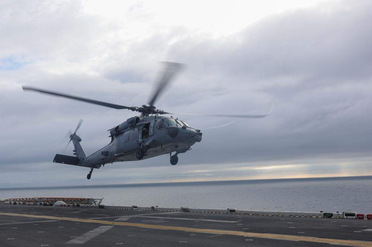 Un MH-60-S Seahawk, asignado a los “Chargers” del Escuadrón de Helicópteros de Combate Marítimo (HSC) 26, despega de la cubierta de vuelo del buque de asalto anfibio clase Wasp USS Iwo Jima (LHD 7), en el océano Atlántico, cerca de las costas venezolanas, el domingo 24 de agosto de 2025.