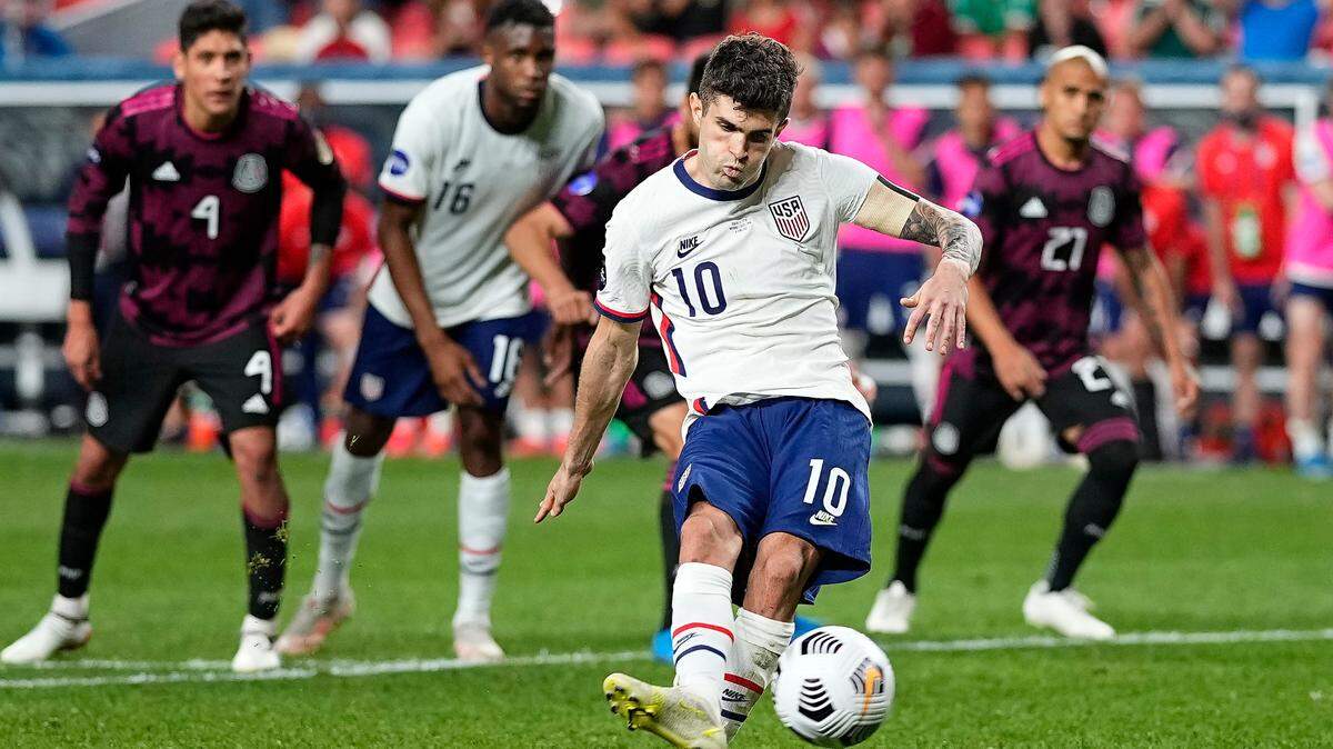Foto de archivo. En esta foto del 6 de junio de 2021, el delantero estadounidense Christian Pulisic (10) remata un penal ante México en la final de la Liga de Naciones de la CONCACAF en Denver.
