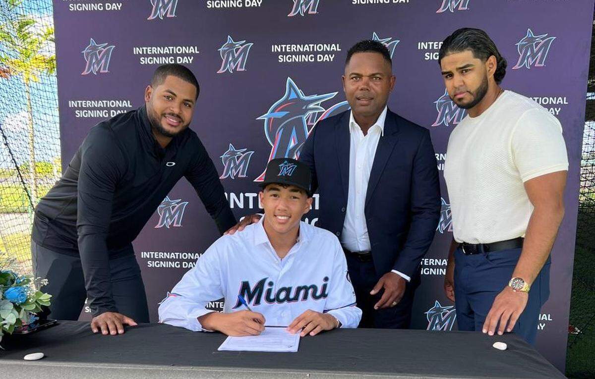 El prospecto cubano Adriano Marrero firmó con los Marlins el 15 de enero de 2025 con un bono de $350,000. 