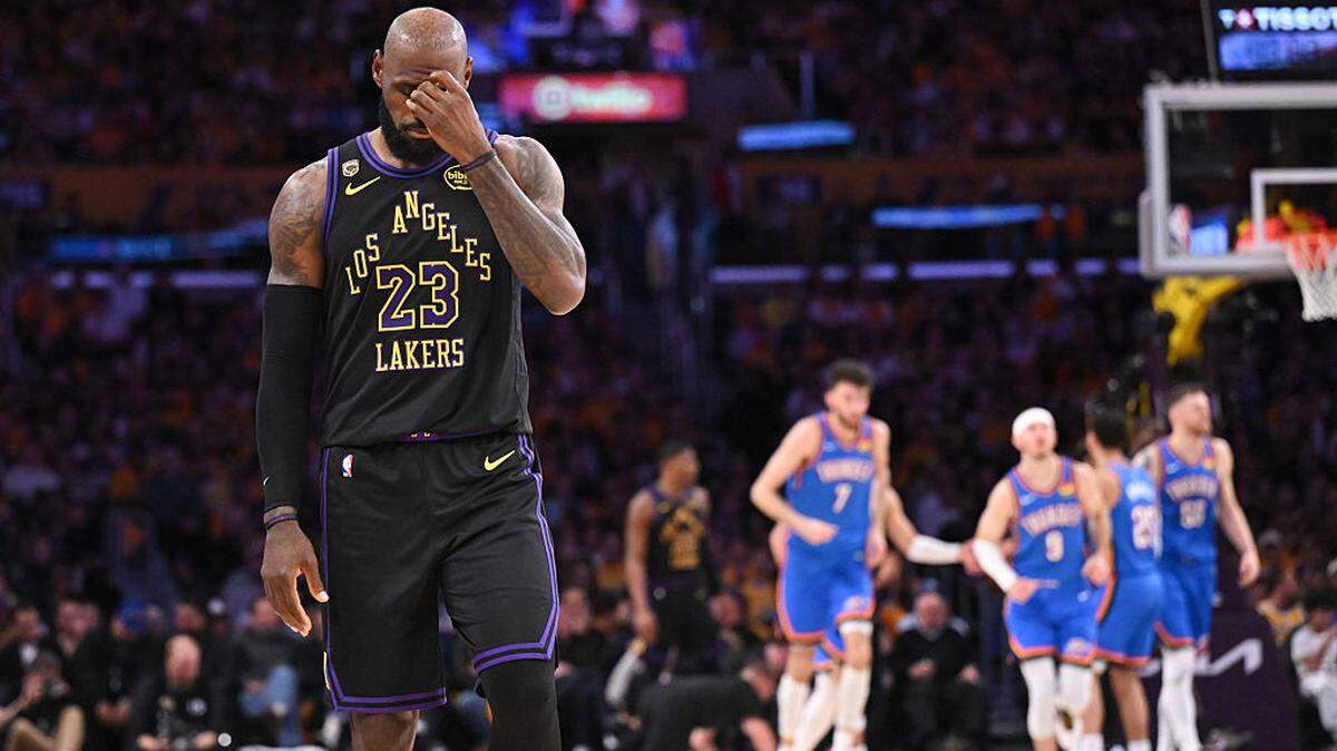 El astro de los Lakers LeBron James reacciona a una jugada ante el Thunder de Oklahoma City, en el cuarto partido de la semifinal de la Conferencia Oeste, celebrado el 11 de mayo de 2026 en Los Angeles. 
